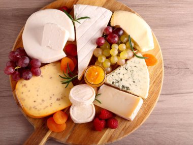 Peynir tahtasında çeşitli peynirler.