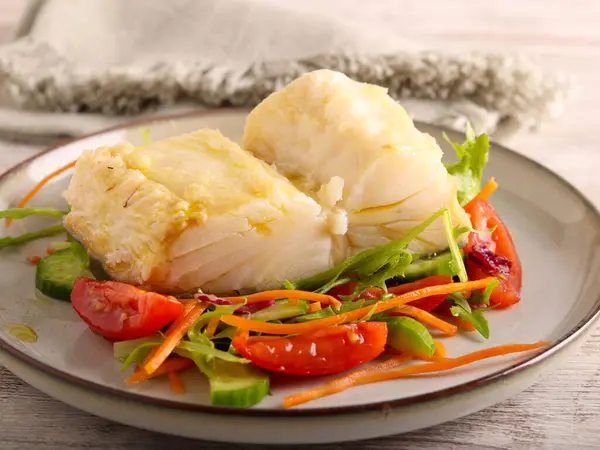 Cod Fillet Salad Plate — Stock Photo, Image