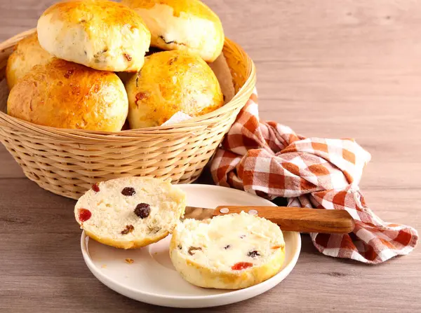 Kuru üzümlü, kirazlı ve tereyağlı tatlı çörek yarısı