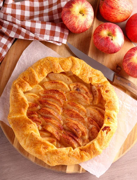 Apple Cinnamon Puff Pastry Cake — Stock Photo, Image