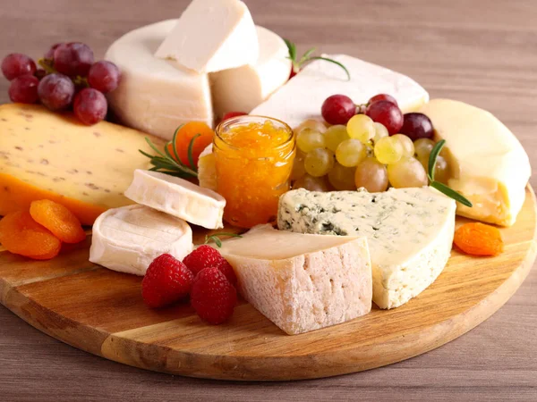 Peynir Tahtasında Çeşitli Peynirler — Stok fotoğraf