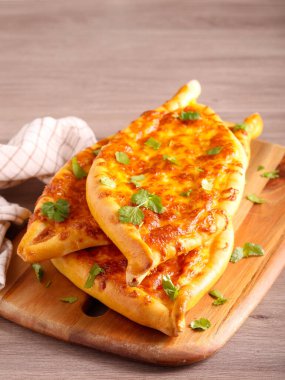 Taze peynirli ekmek tekneleri.