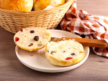 Kuru üzümlü, kirazlı ve tereyağlı tatlı çörek yarısı