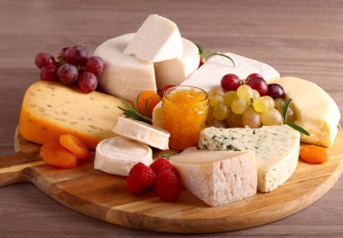 Peynir tahtasında çeşitli peynirler.