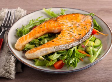 Salata üstü kızarmış somon bifteği.