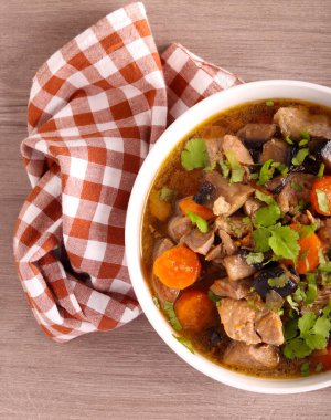 Et ve mantar güveci, içinde havuç var.