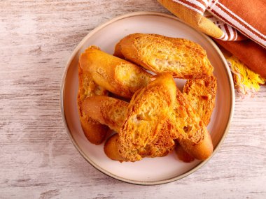 Crostini - kızarmış baget ekmeği dilimleri