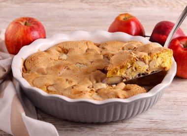 Elmalı ve tarçınlı kek, dilimlenmiş.