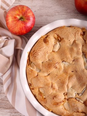 Elmalı ve tarçınlı kek, dilimlenmiş.