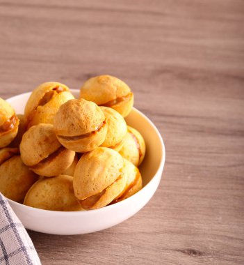 Karamel soslu fındık şeklinde kurabiyeler.