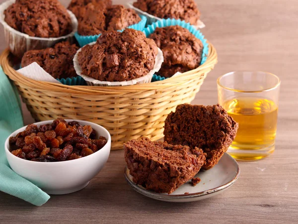 Rum Rozinkové Čokoládové Muffiny Podávané — Stock fotografie