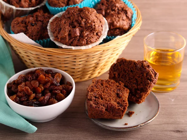 Rozijnen Chocolade Muffins Geserveerd — Stockfoto