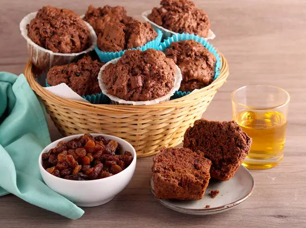 Rum Rozinkové Čokoládové Muffiny Podávané — Stock fotografie