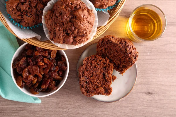 Rum Rosinen Schokolade Muffins Serviert — Stockfoto