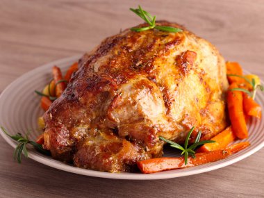 Kızarmış domuz boyunlu, patates ve havuçlu.