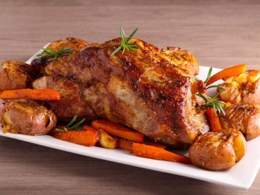 Kızarmış domuz boyunlu, patates ve havuçlu.