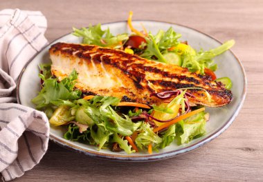 Kızarmış deniz levreği fileto ve salata.