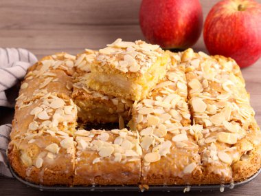 Elmalı ve bademli kek, dilimlenmiş ve servis edilmiş.