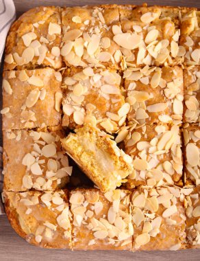 Elmalı ve bademli kek, dilimlenmiş ve servis edilmiş.