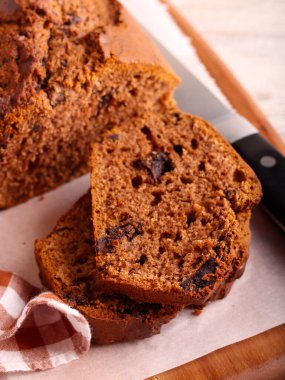 Çikolatalı kek, dilimlenmiş çikolata parçaları.