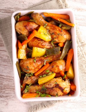 Sebzeli tavuk budu: havuç, patates ve fasulye.