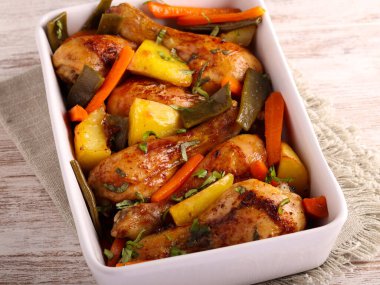 Sebzeli tavuk budu: havuç, patates ve fasulye.
