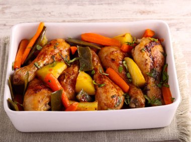 Sebzeli tavuk budu: havuç, patates ve fasulye.