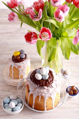 Yumurtayla süslenmiş tatlı Ester kekleri