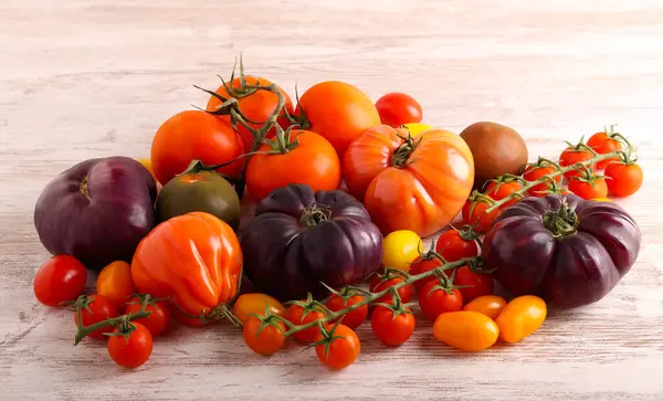 Renkli farklı domateslerin karışımı.