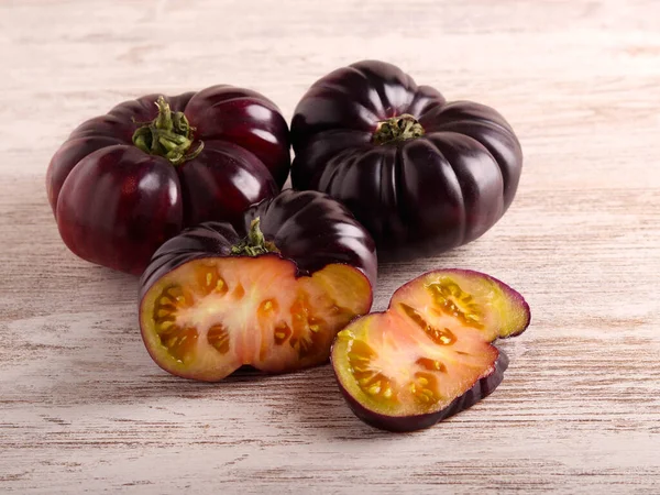 Paarse Tomaten Gesneden Houten Bord — Stockfoto