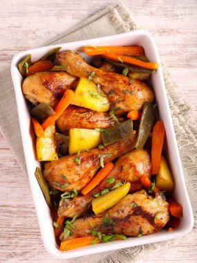 Sebzeli tavuk budu: havuç, patates ve fasulye.