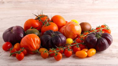 Renkli farklı domateslerin karışımı.