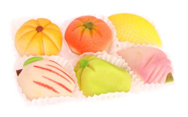 Portekiz 'in geleneksel Algarve tatlıları. Doce Fino - Beyaz arkaplan üzerine Doce de Marzipan