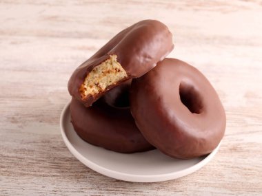 Çikolata kaplı çörekler tabakta