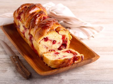 Frenk üzümü ve beyaz çikolatalı babka ekmeği, tahta tabakta.