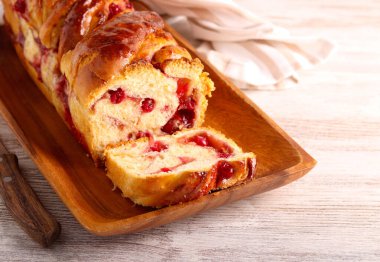 Frenk üzümü ve beyaz çikolatalı babka ekmeği, tahta tabakta.