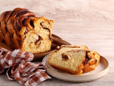 Çikolatalı babka ekmeği, dilimlenmiş ve servis edilmiş.