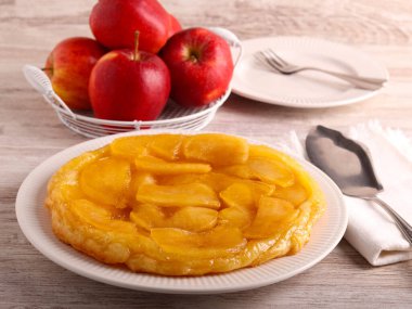 Baş aşağı elmalı turta, servis edilir.