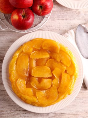 Baş aşağı elmalı turta, servis edilir.