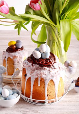 Yumurtayla süslenmiş tatlı Ester kekleri