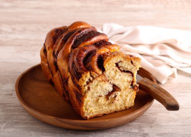 Çikolatalı babka ekmeği, dilimlenmiş ve servis edilmiş.