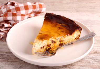 Kuru üzümlü ve ballı süzme peynir keki, protein keki, tabakta dilimlenmiş.