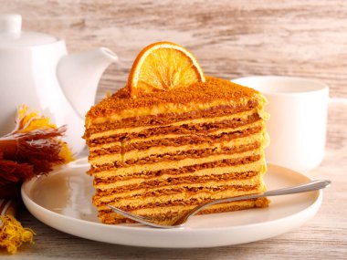 Tabakta dilimlenmiş ballı kek