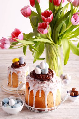 Yumurtayla süslenmiş tatlı Ester kekleri