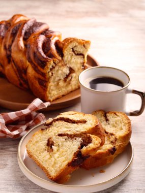 Çikolatalı babka ekmeği, dilimlenmiş ve servis edilmiş.