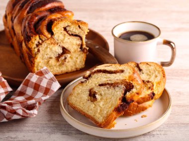 Çikolatalı babka ekmeği, dilimlenmiş ve servis edilmiş.