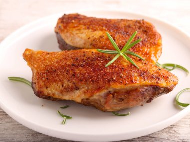 Tabakta ördek göğsü.