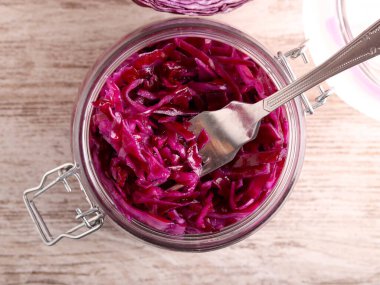Kavanozda ev yapımı kırmızı lahana turşusu.