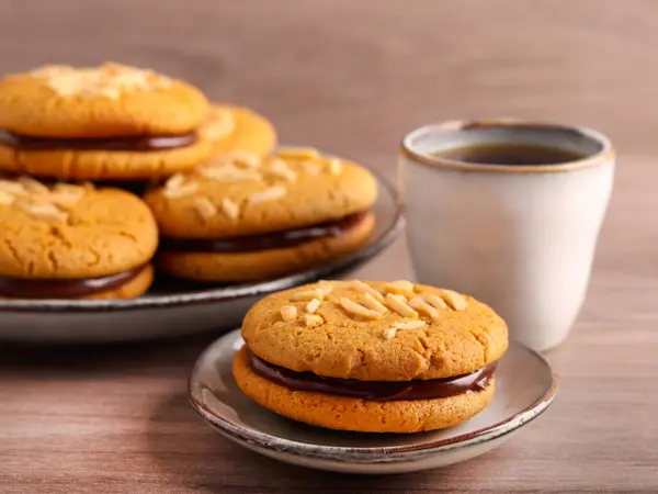 チョコレートの詰め物が付いている蜂蜜のクッキー — ストック写真