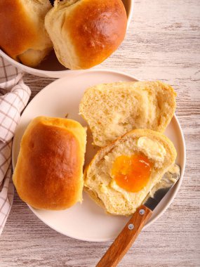 Tereyağlı ve reçelli ev yapımı süt çörekleri.